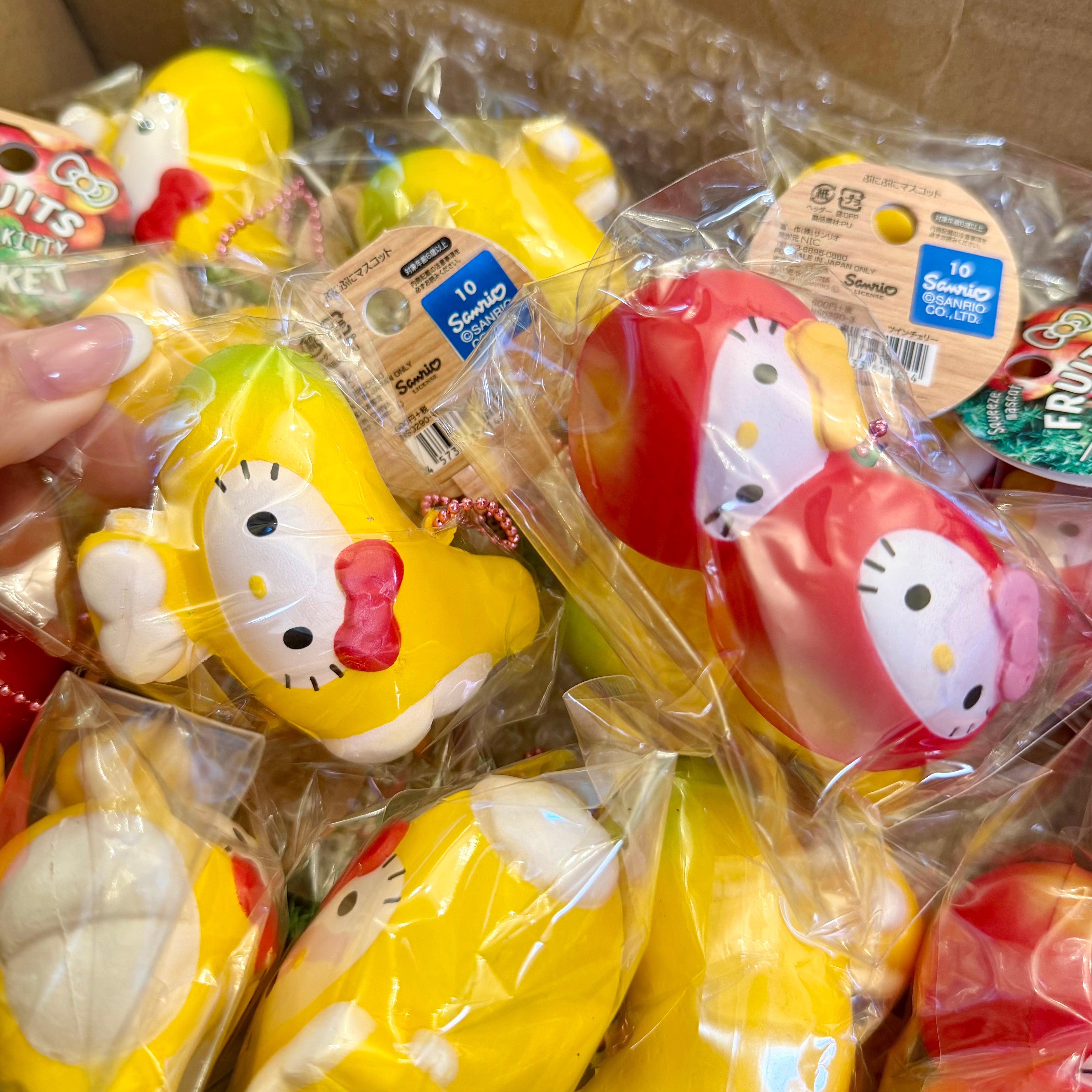 HELLO KITTYフルーツやわらかマスコットスクイーズ NIC Hello Kitty Fruit Squishy (2017 License) | Rare Squishy Kingdom